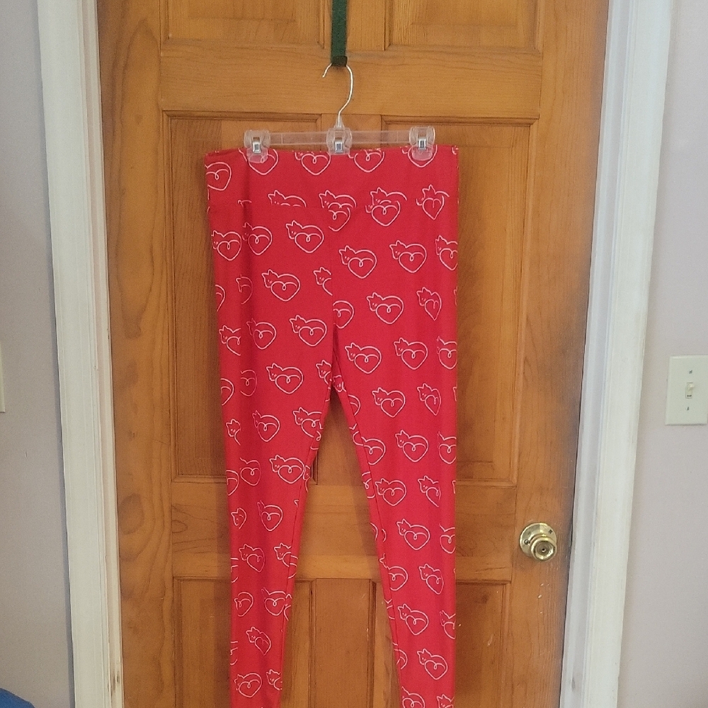 LULAROE WOMENS RED LEGGINGS THESE HAVE A CATS ON THEM. SIZE LARGE /XL.